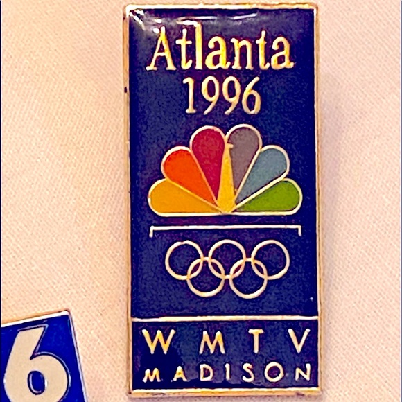 2 Vintage/Collectible Local 📺 TV News📰 Pins - Picture 2 of 11